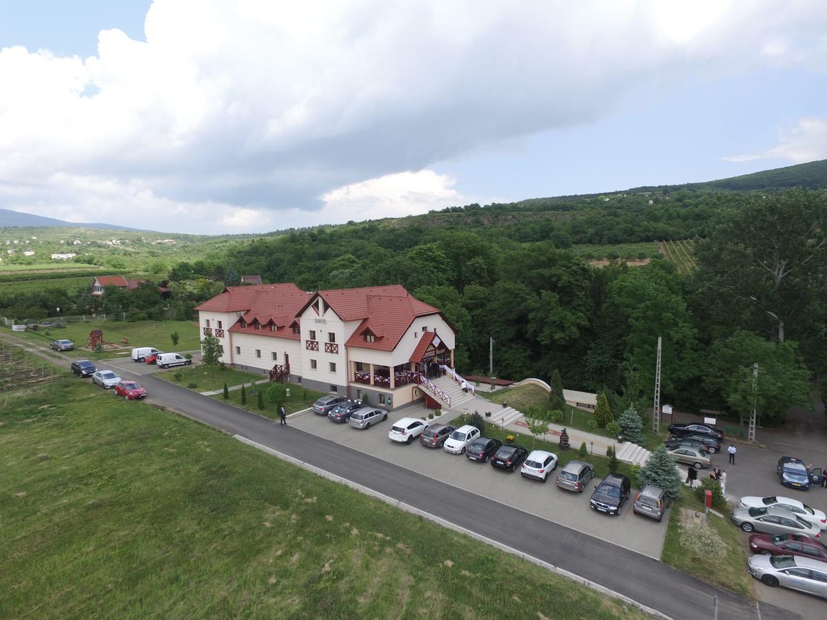 Borhotel Sziluett Farkasmaly Gyongyos Exterior photo